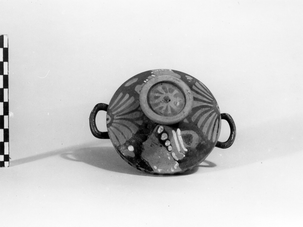 lekane/ coperchio - fabbrica apula (seconda metà sec. IV a.C)