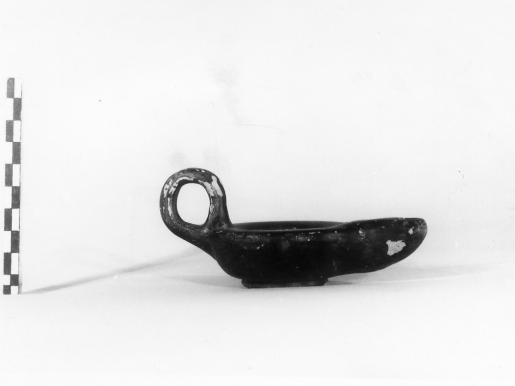 lucerna monolicne - fabbrica apula (seconda metà sec. IV a.C)