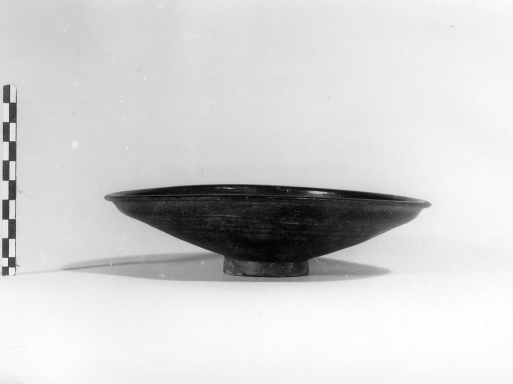 piatto, Lamboglia, forma 36 - fabbrica apula (seconda metà sec. IV a.C)