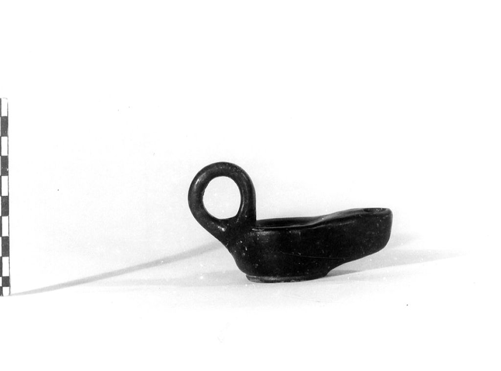 lucerna monolicne, Zaccaria Ruggiu, tipo 2 - fabbrica apula (seconda metà sec. IV a.C)