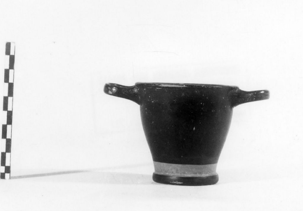 skyphos, Morel, tipo 4373 b2; Lamboglia, forma 43 - fabbrica apula (seconda metà sec. IV a.C)