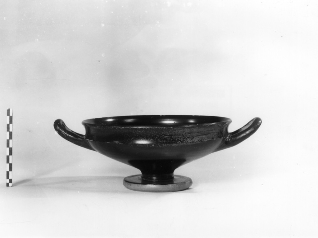 kylix, attica - fabbrica attica (terzo quarto sec. VI a.C)