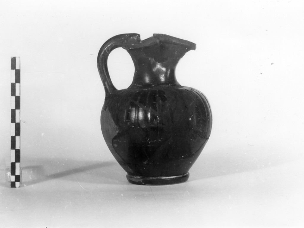 oinochoe a bocca trilobata - fabbrica apula (sec. IV a.C)