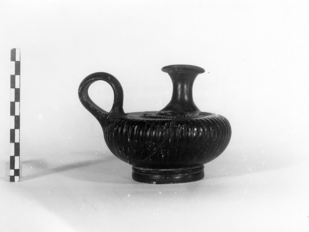 guttus, Morel, forma 8141 - fabbrica apula (sec. IV a.C)