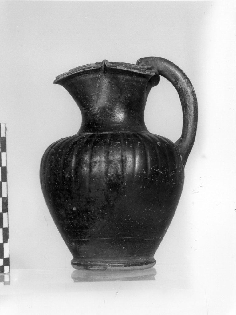 oinochoe a bocca trilobata - fabbrica apula (metà sec. IV a.C)