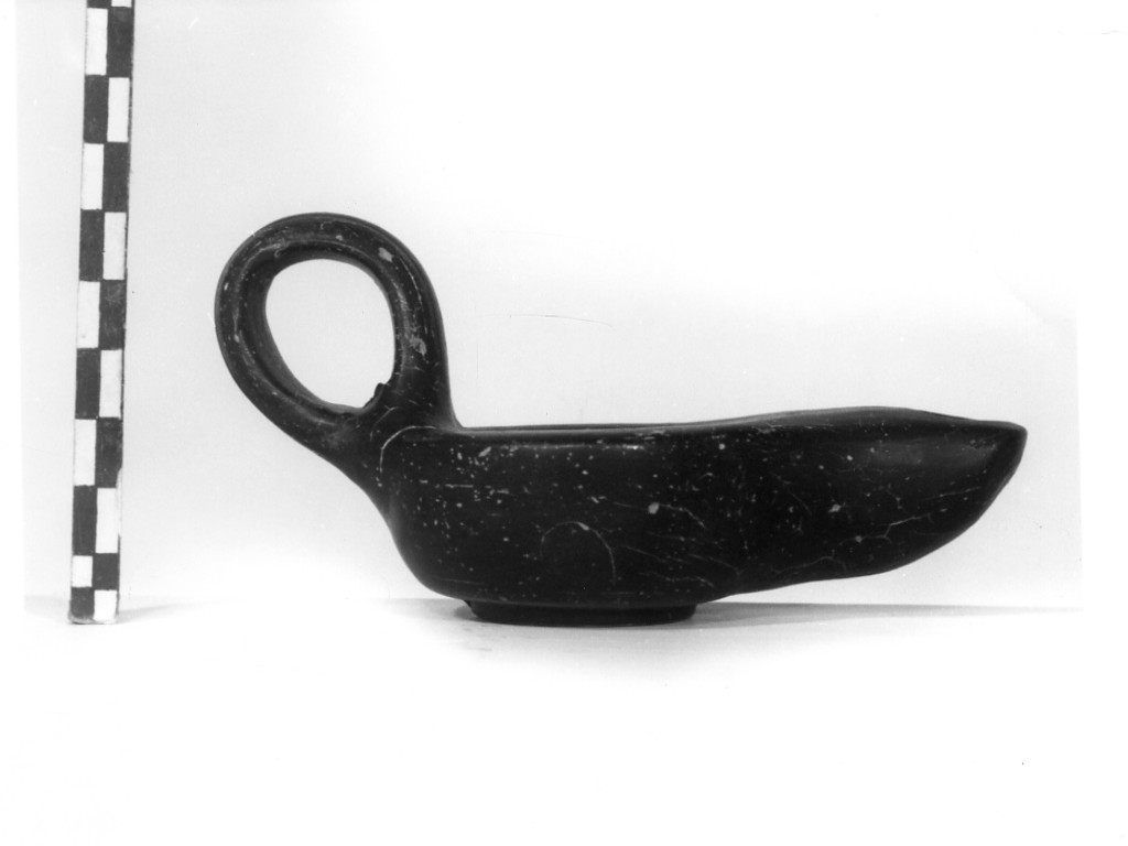 lucerna monolicne - fabbrica apula (seconda metà sec. IV a.C)