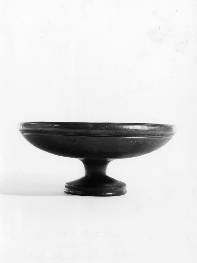 patera - ceramica apula a vernice nera (sec. IV a.C)