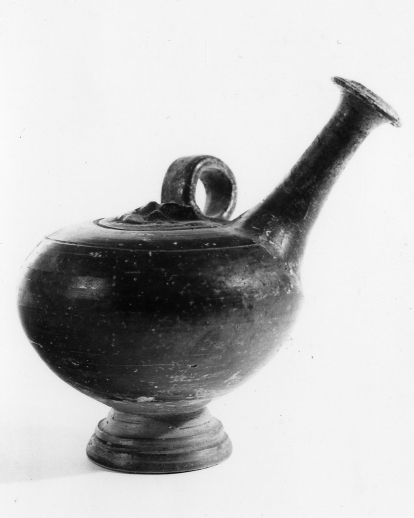 guttus - ceramica apula a vernice nera (seconda metà sec. IV a.C)
