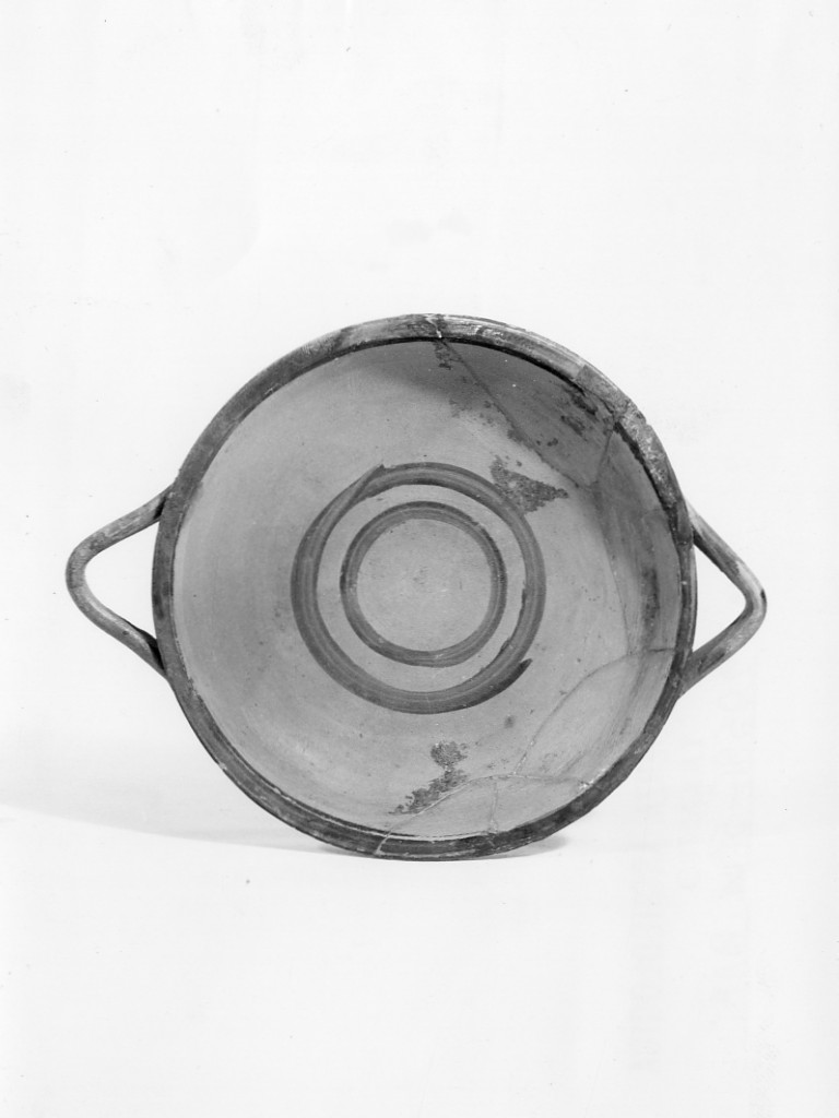 tazza - fabbrica apula (seconda metà sec. IV a.C)