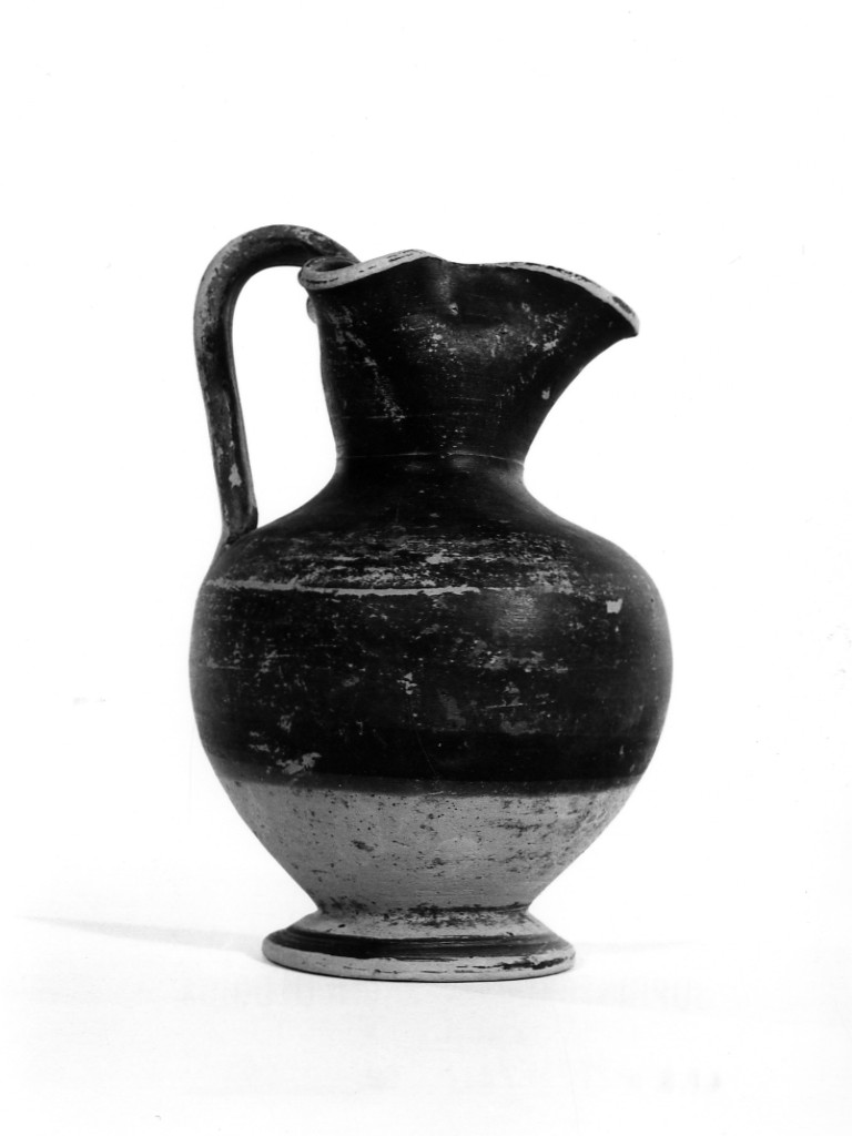 oinochoe a bocca trilobata - fabbrica apula (fine/ inizio secc. VI-V a.C)