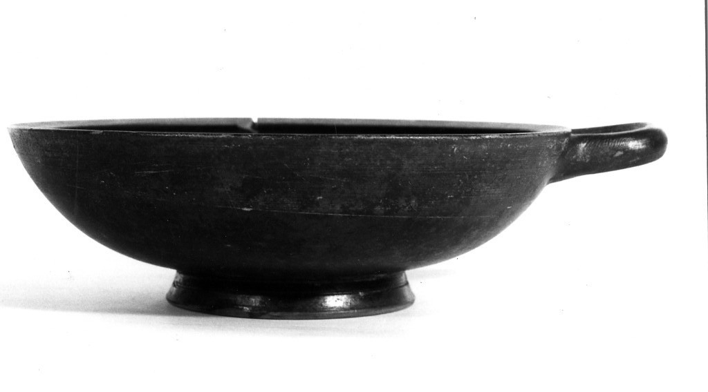 coppa monoansata - fabbrica apula (prima metà sec. V a.C)