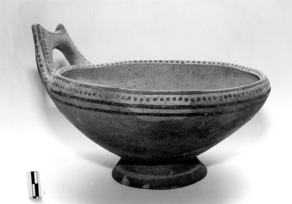 coppa, De Juliis, classe A - produzione indigena (prima metà sec. V a.C)