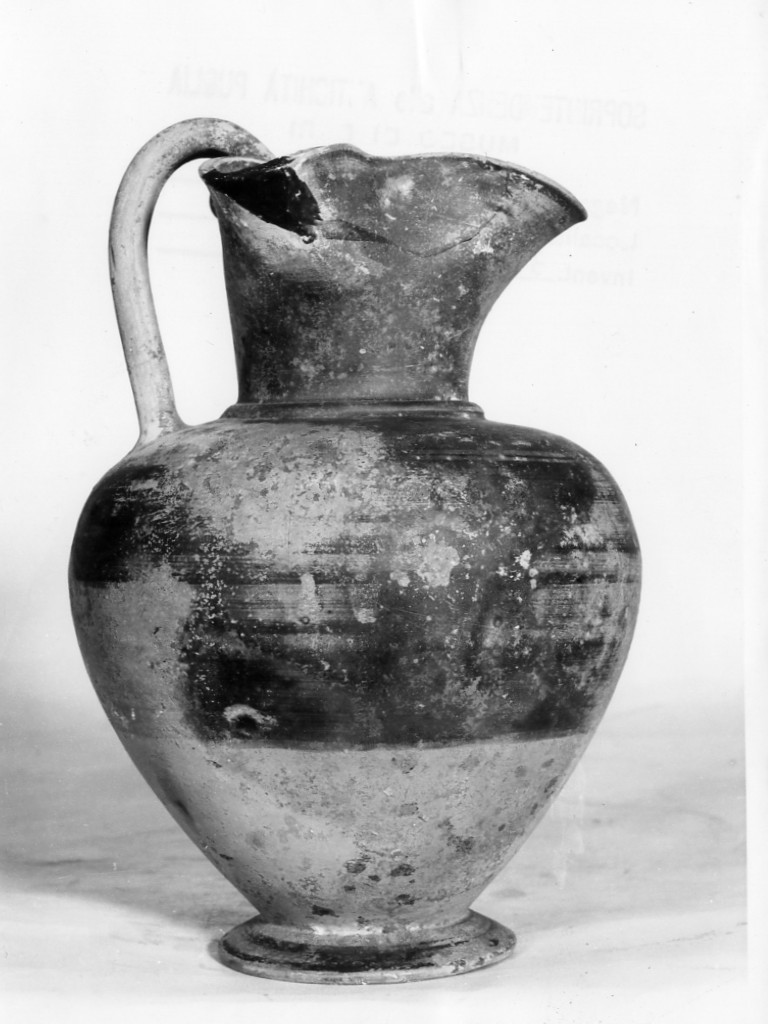 oinochoe a bocca trilobata - fabbrica peucezia (secc. V-IV a.C)