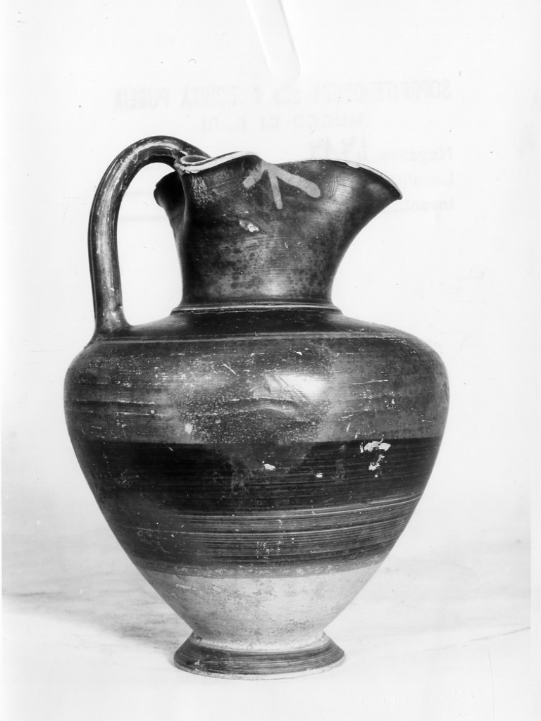 oinochoe a bocca trilobata - fabbrica peucezia (secc. V-IV a.C)