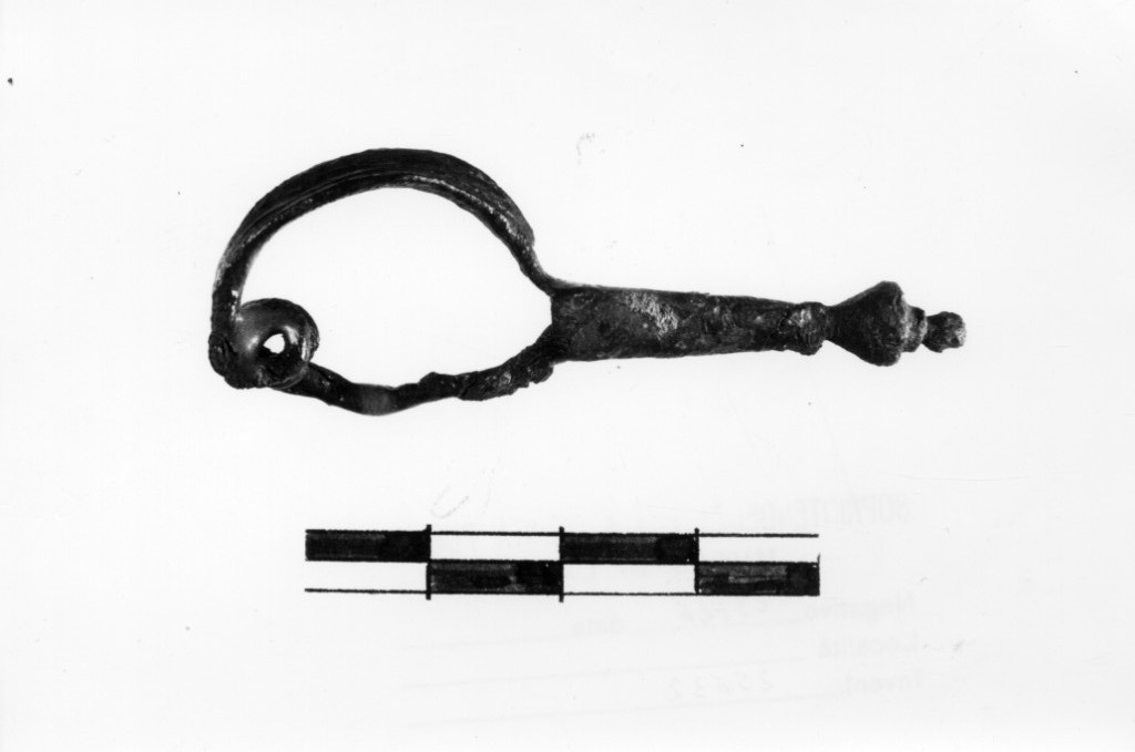 fibula con arco a losanga - fabbrica apula (inizio sec. V a.C)