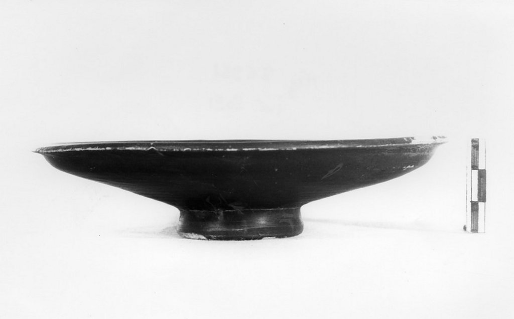 piatto - fabbrica apula (terzo quarto sec. IV a.C)