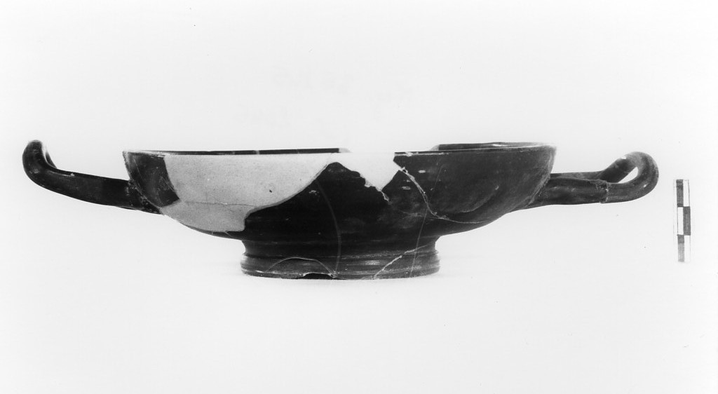 kylix - fabbrica apula (seconda metà sec. IV a.C)