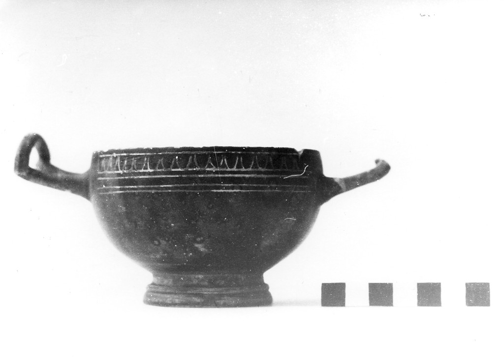 cup skyphos - fabbrica apula (fine sec. IV a.C)