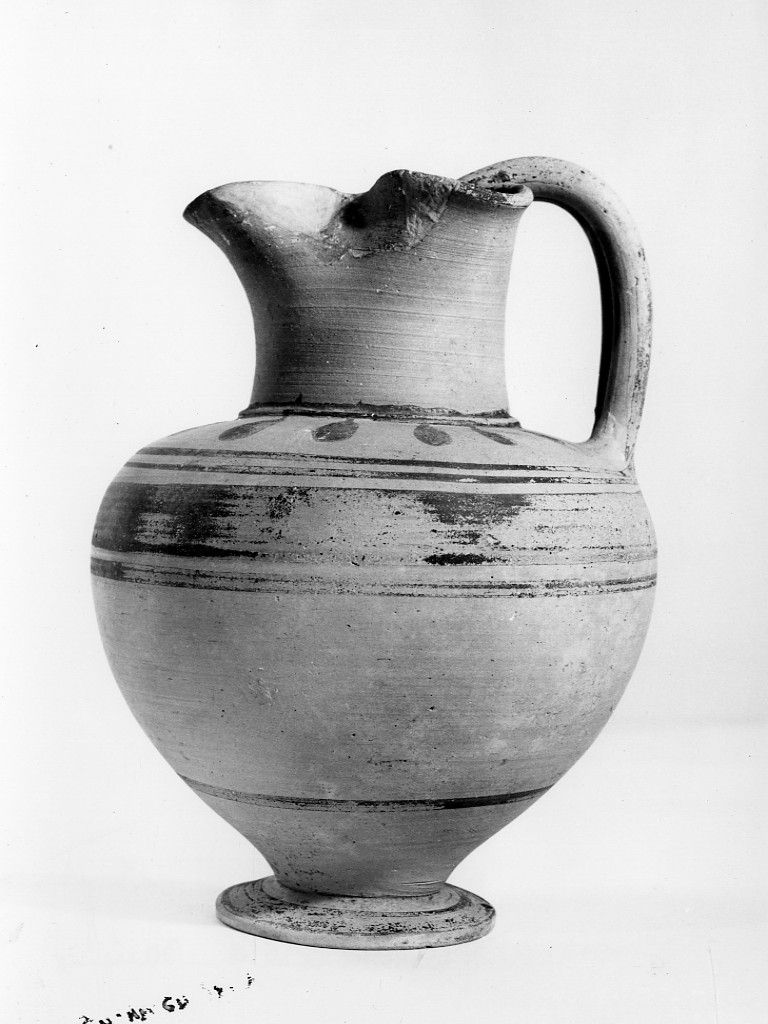 oinochoe a bocca trilobata - ambito apulo (secc. V-IV a.C)