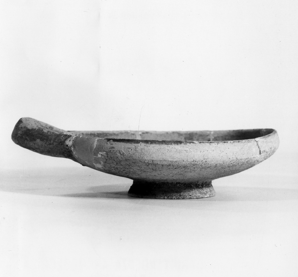 coppa monoansata - ambito apulo (sec. V a.C)