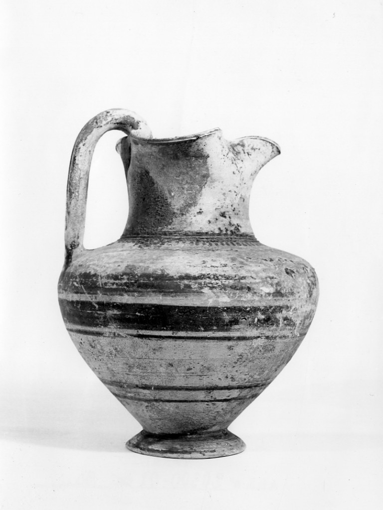 oinochoe a bocca trilobata - ambito apulo (secc. V-IV a.C)