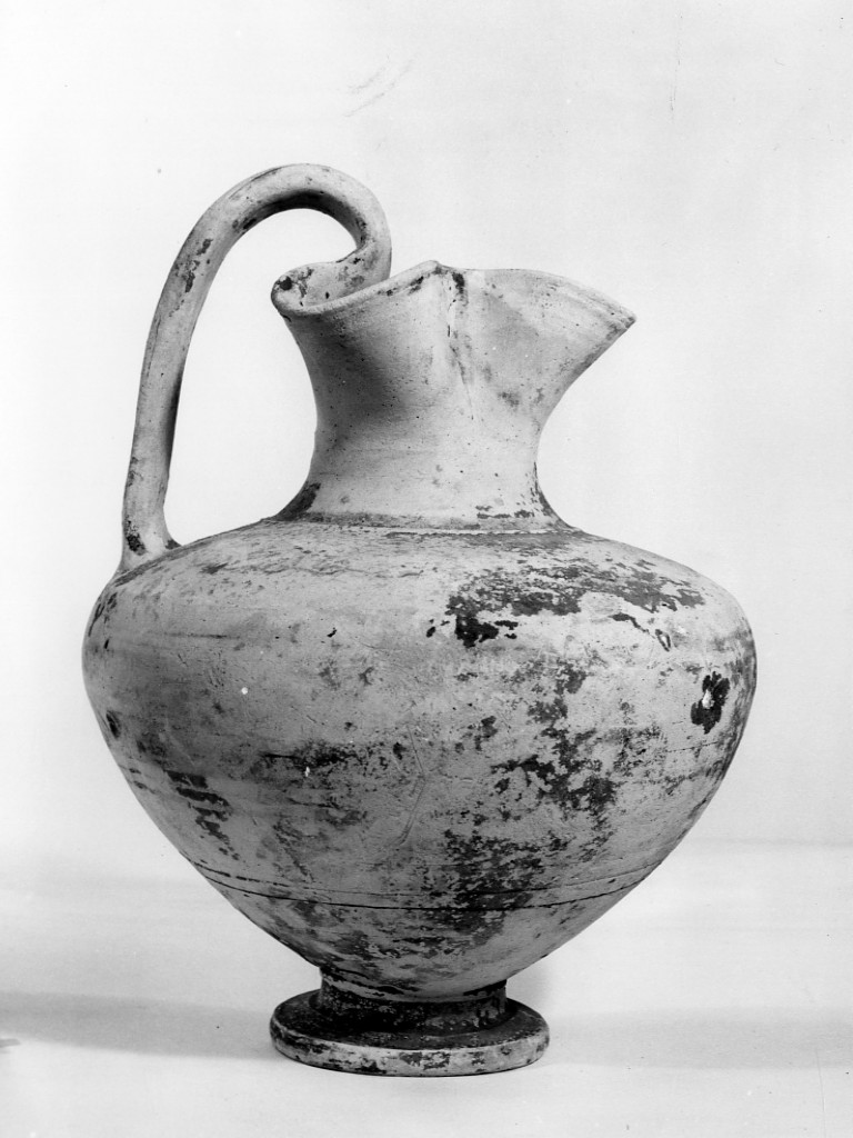 oinochoe a bocca trilobata - ambito apulo (secc. V-IV a.C)