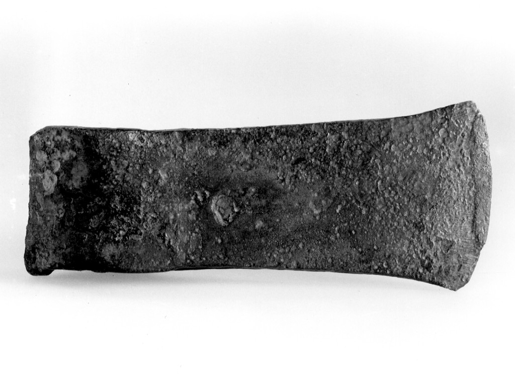 ascia ad occhio - Cultura Iapigia (Prima Età del Ferro)