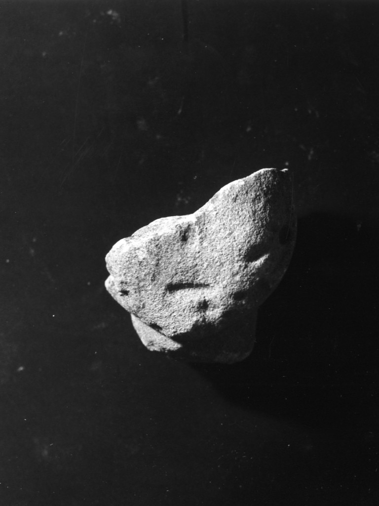 stele/ frammento - produzione daunia (secc.VIII/ VI a.C)