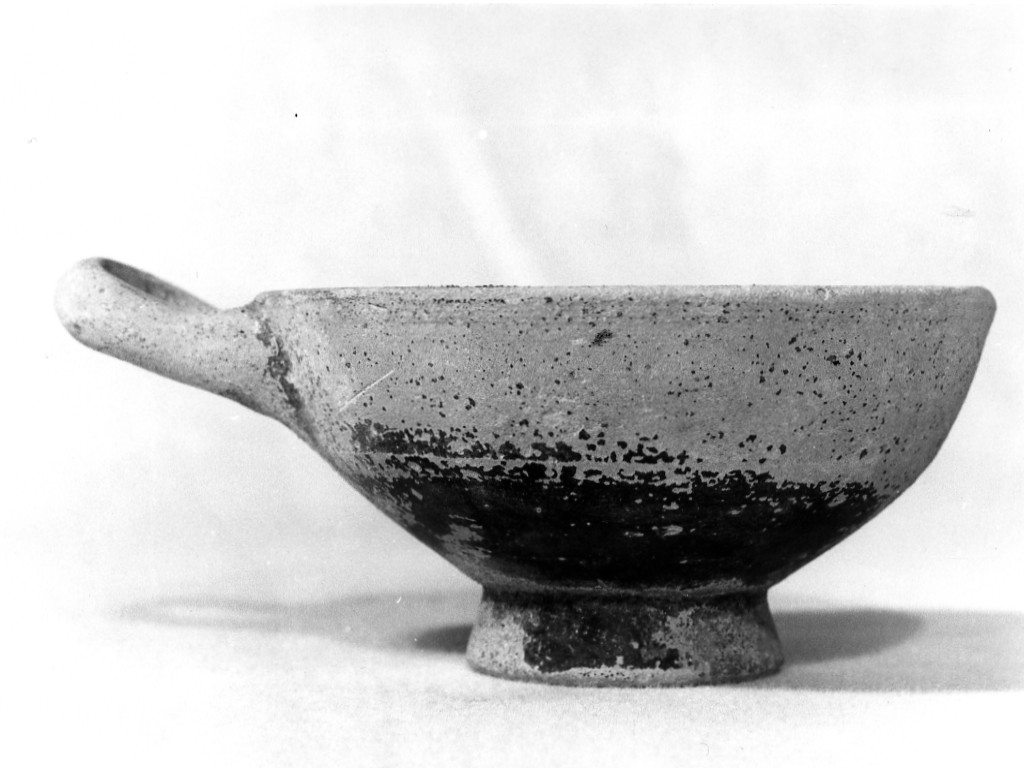 coppa monoansata - produzione apula (metà sec. IV a.C)