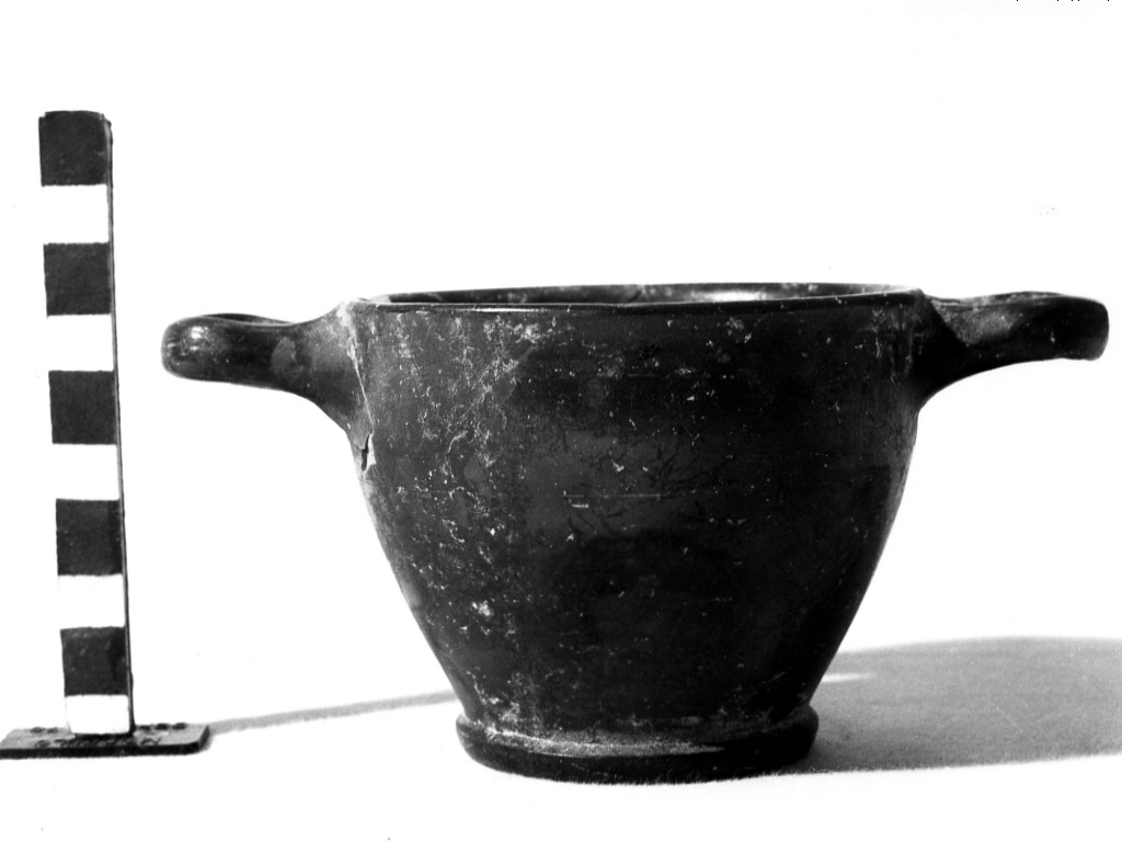 skyphos - produzione apula (metà sec. IV a.C)