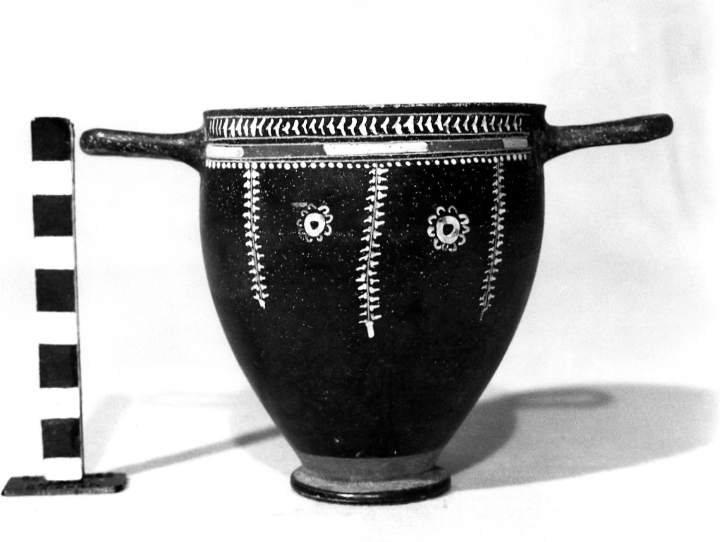 skyphos - produzione apula (metà sec. IV a.C)