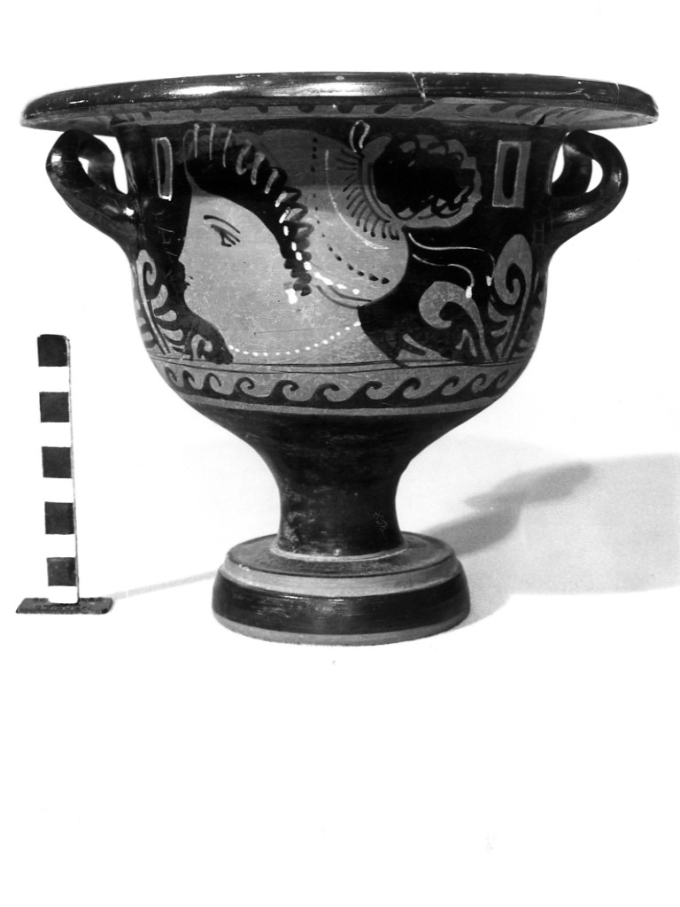 cratere a campana - produzione apula (metà sec. IV a.C)