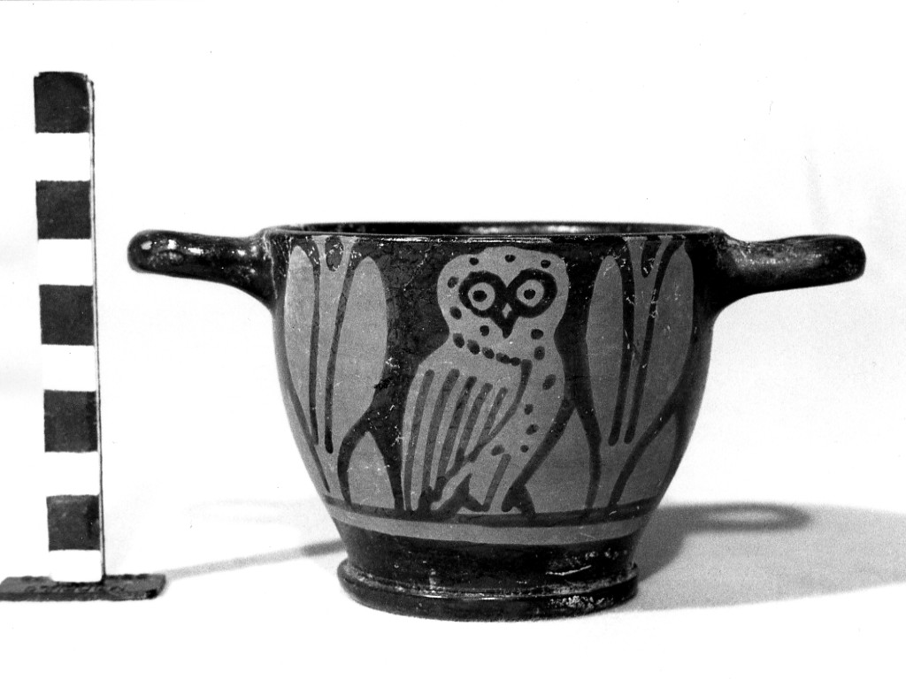 skyphos - produzione apula (metà sec. IV a.C)