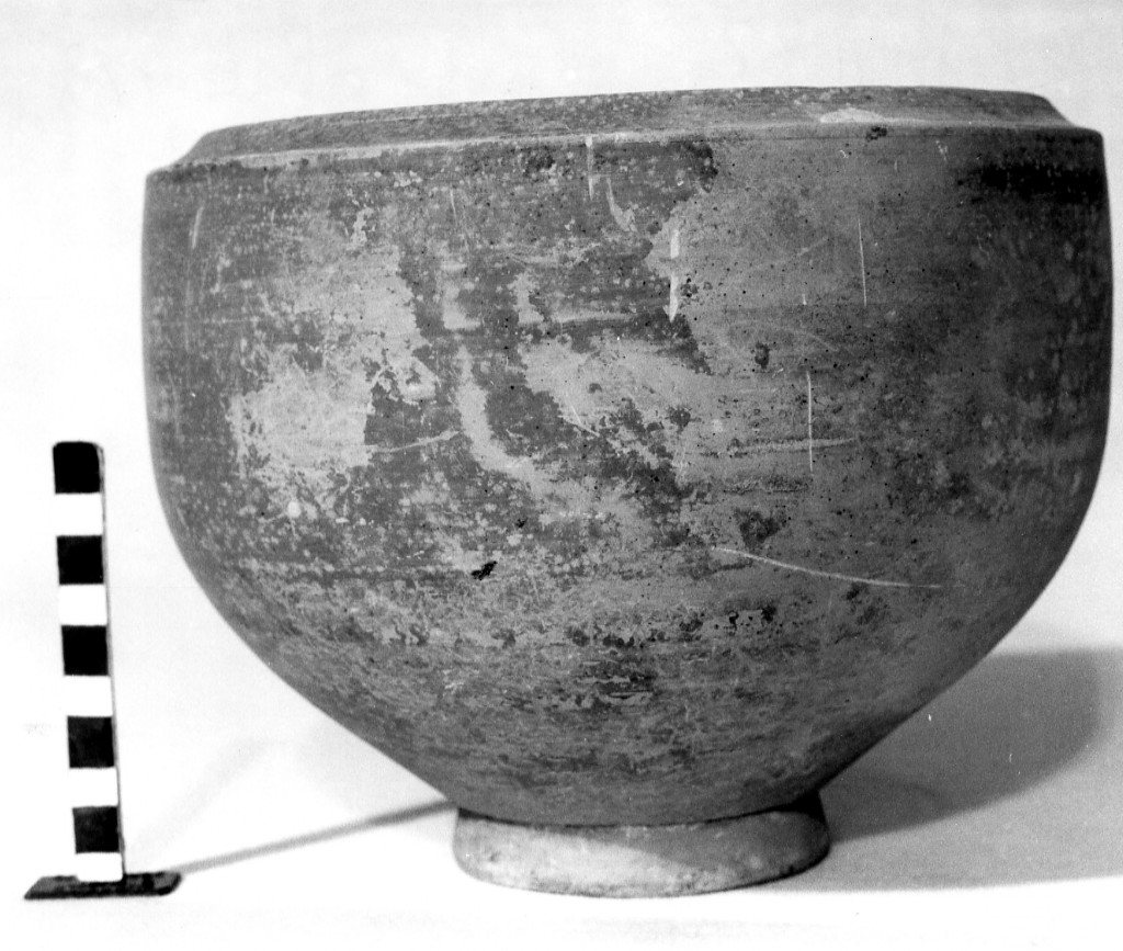 lekane con coperchio - produzione daunia (ultimo quarto sec. IV a.C)