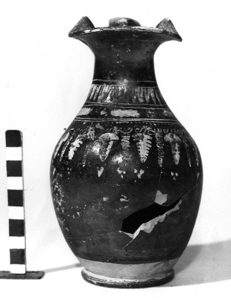 oinochoe - fabbrica apula; Gruppo di Knudsen (ultimo quarto sec. IV a.C)