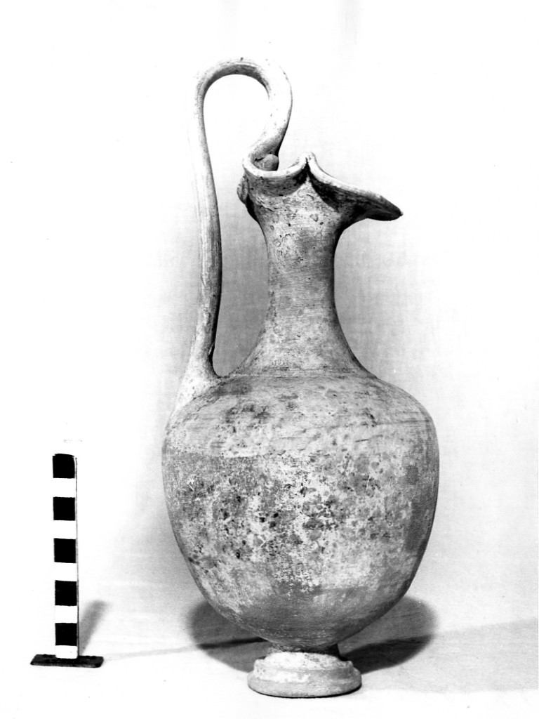 oinochoe a bocca trilobata - produzione daunia (sec. IV a.C)