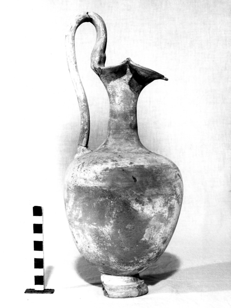 oinochoe a bocca trilobata - produzione daunia (sec. IV a.C)