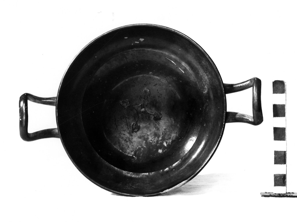 kylix - produzione apula (metà sec. IV a.C)