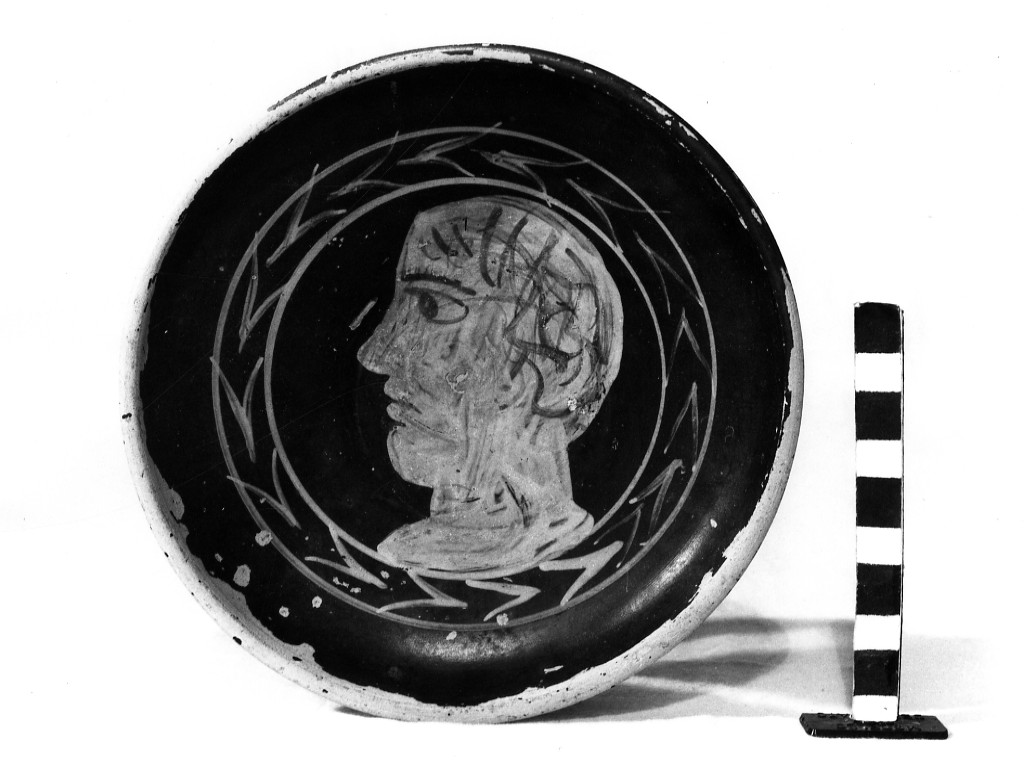 piatto - fabbrica apula (metà sec. IV a.C)