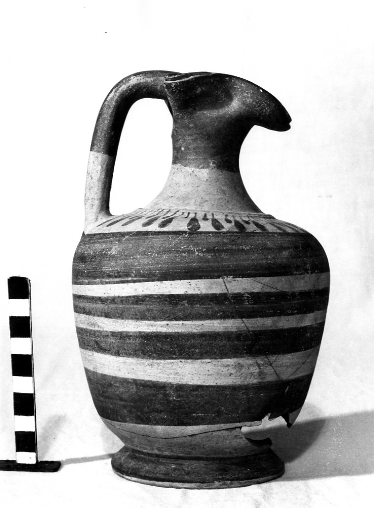 oinochoe a bocca trilobata - produzione daunia (metà sec. IV a.C)