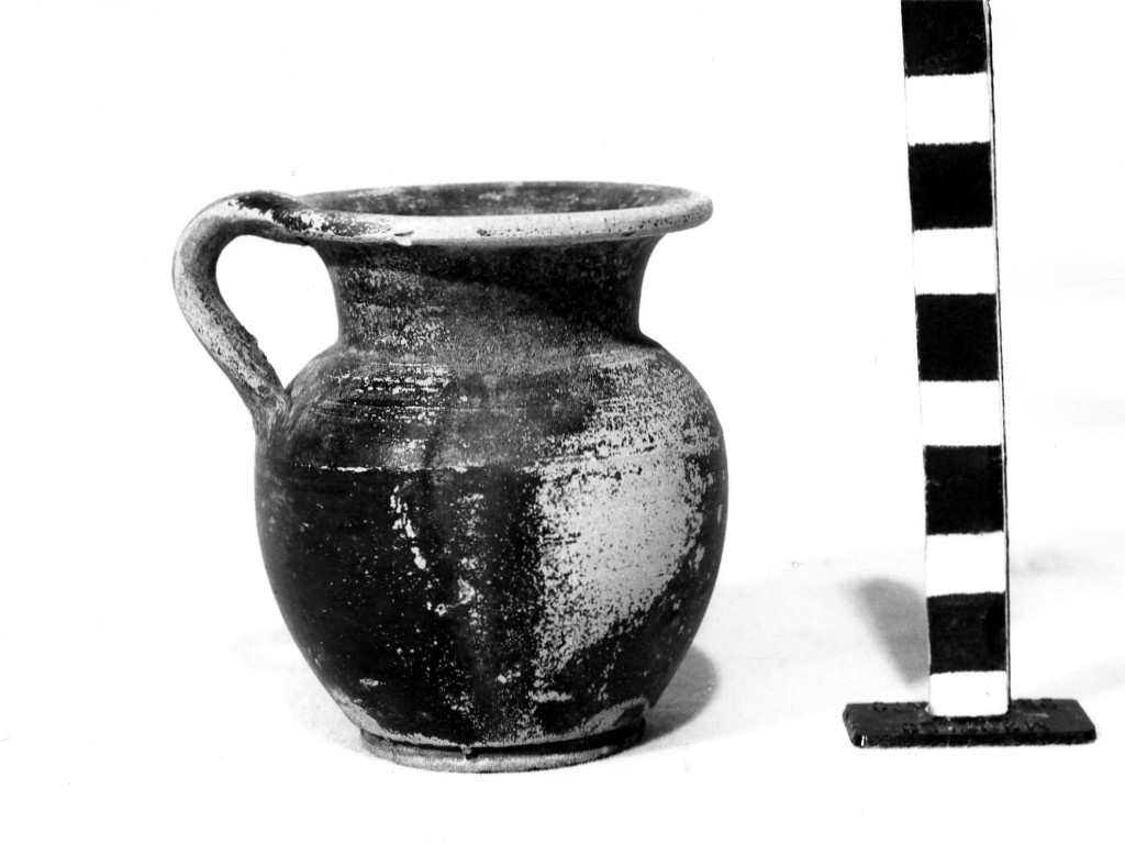 oinochoe - produzione apula (metà sec. IV a.C)