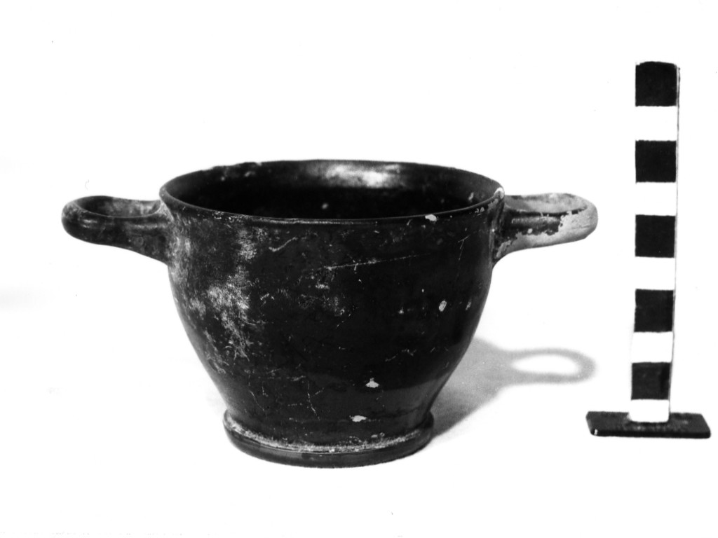 skyphos - fabbrica apula (ultimo quarto sec. IV a.C)