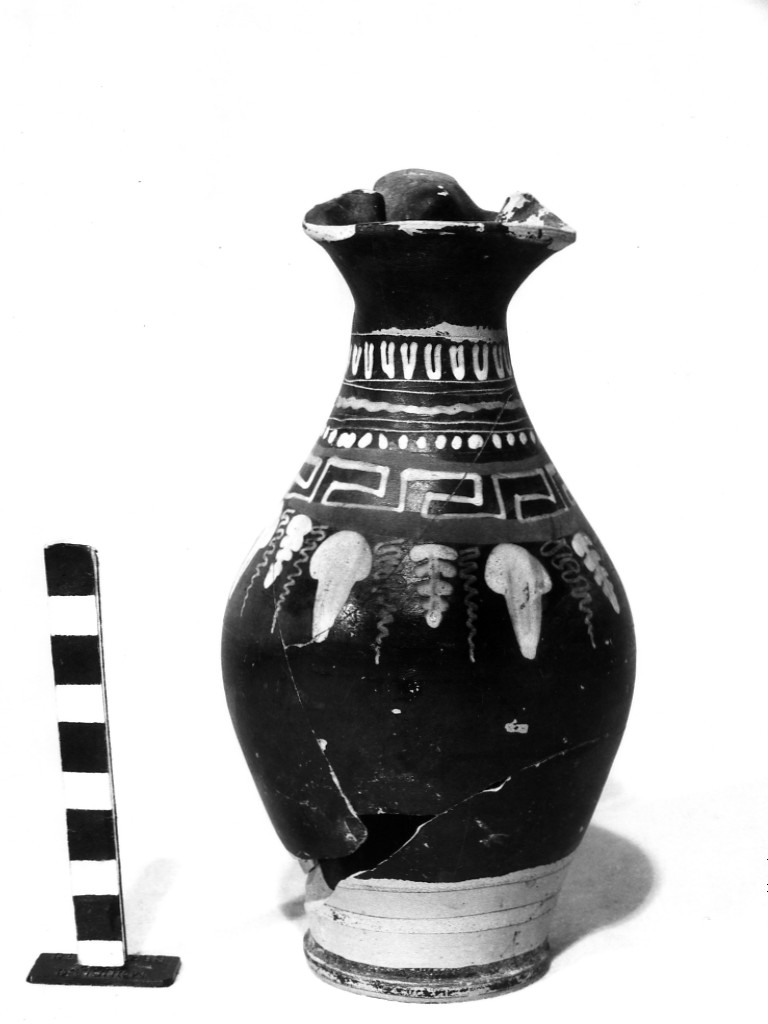 oinochoe a bocca trilobata - produzione apula; Gruppo di Knudsen (ultimo quarto sec. IV a.C)