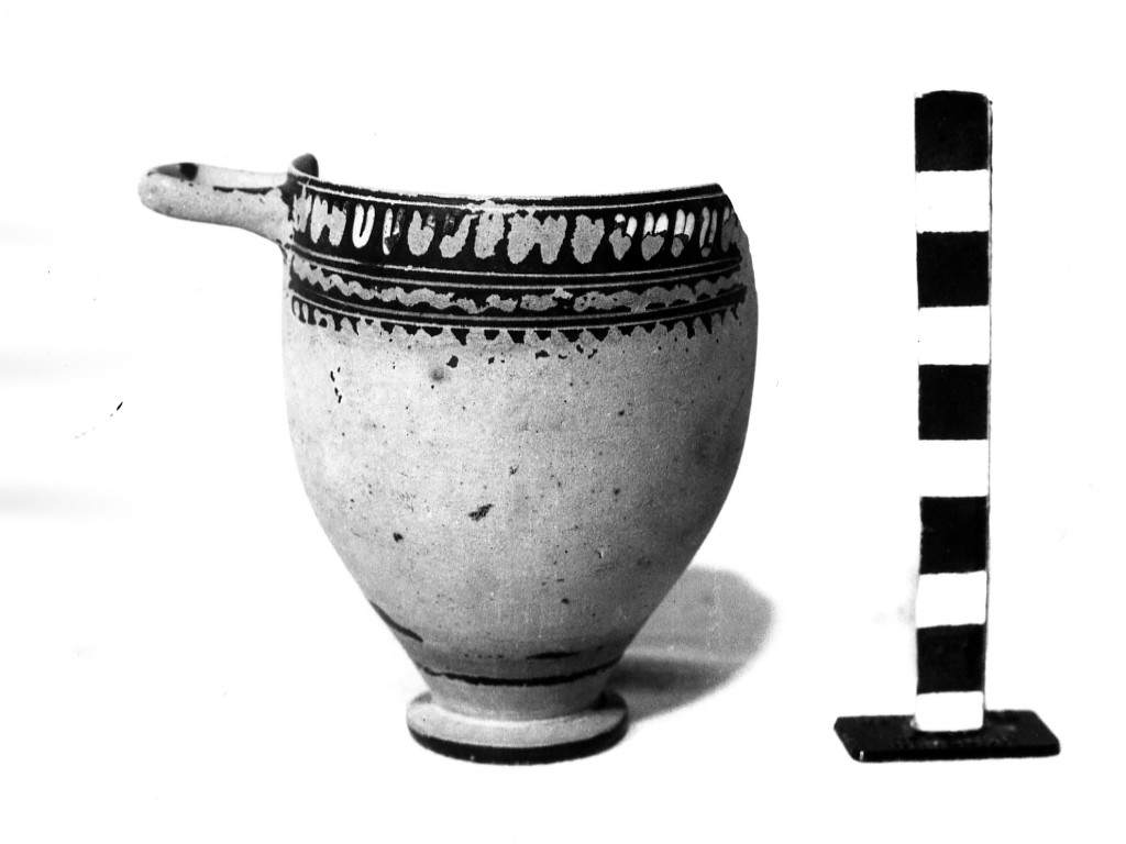 skyphos - fabbrica apula (ultimo quarto sec. IV a.C)