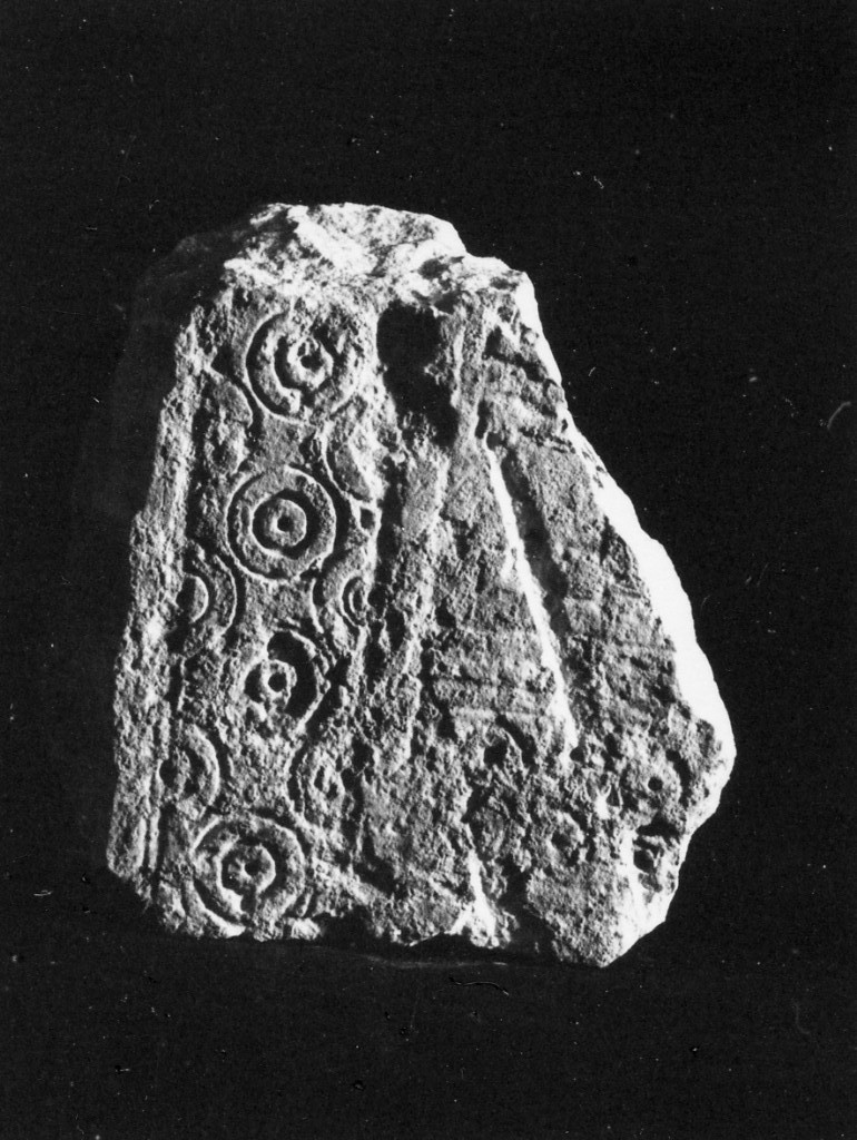 stele/ frammento - produzione daunia (secc. VII - VI a.C)