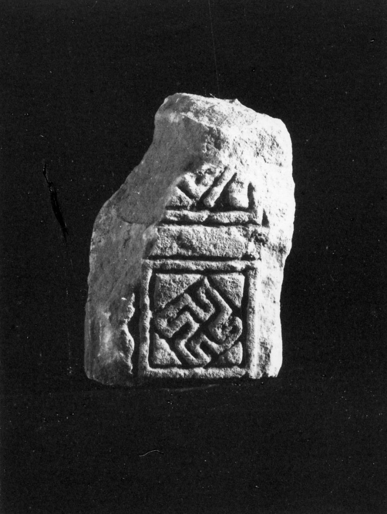 stele/ frammento - produzione daunia (sec. VI a.C)