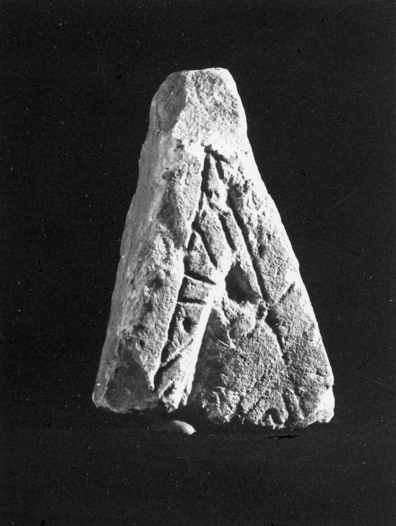 stele/ frammento - produzione daunia (sec. VI a.C)