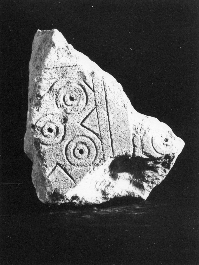 stele/ frammento - produzione daunia (secc. VII - VI a.C)