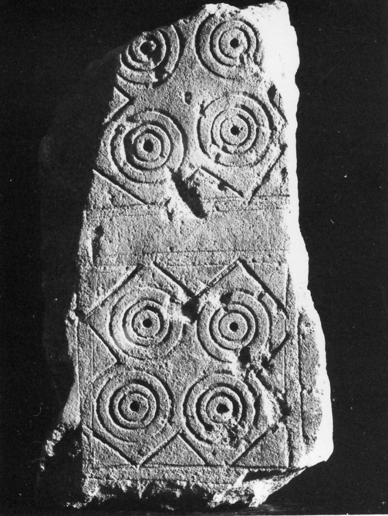stele/ frammento - produzione daunia (secc. VII - VI a.C)