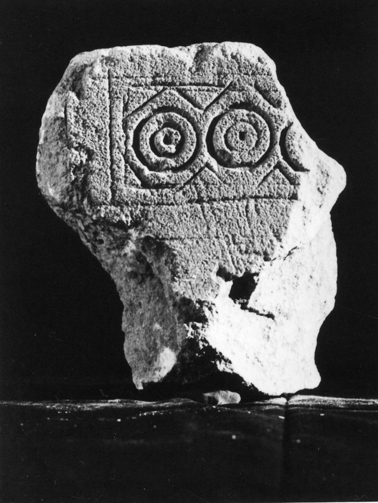 stele/ frammento - produzione daunia (secc. VII - VI a.C)
